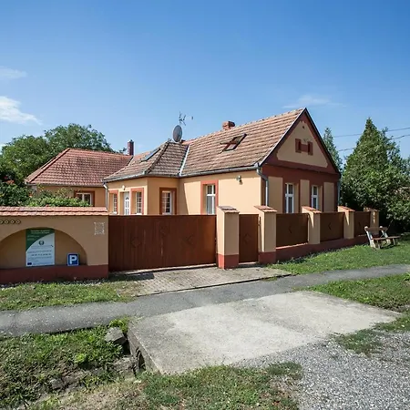 Nyirfa Apartmanhaz Doeroeske Doroske