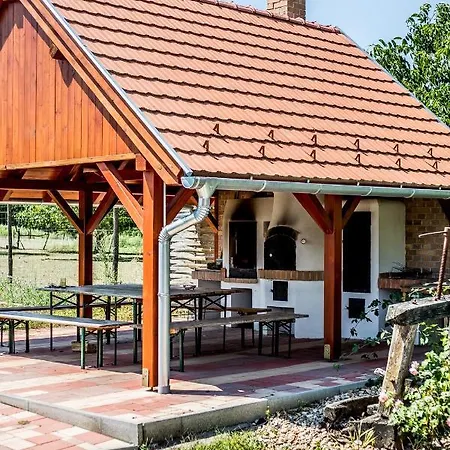 Nyirfa Apartmanhaz Doeroeske Doroske